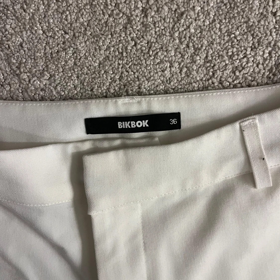 Vita kostymbyxor - 92