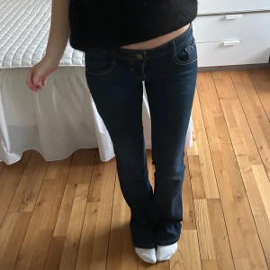 Blå jeans från Bershka - Säljer ett par snygga blå jeans från Bershka i storlek S. Lågmidjade, bootcut. LÅNGA, går långt över fötterna på mig som är 170cm!❣️ Kan mäta om någon vill ha mått. Skriv vid frågor. Storlek 36.