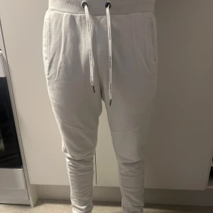 Calvin Klein mjukisbyxor - Säljer dessa Calvin Klein mjukis i storlek M! Nätdetalj på sidan.