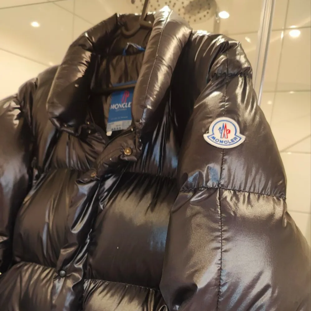 Hej jag letar efter en moncler verneuil dunjacka i denna modell. Gärna storlek 4 eller 5. . Jackor.