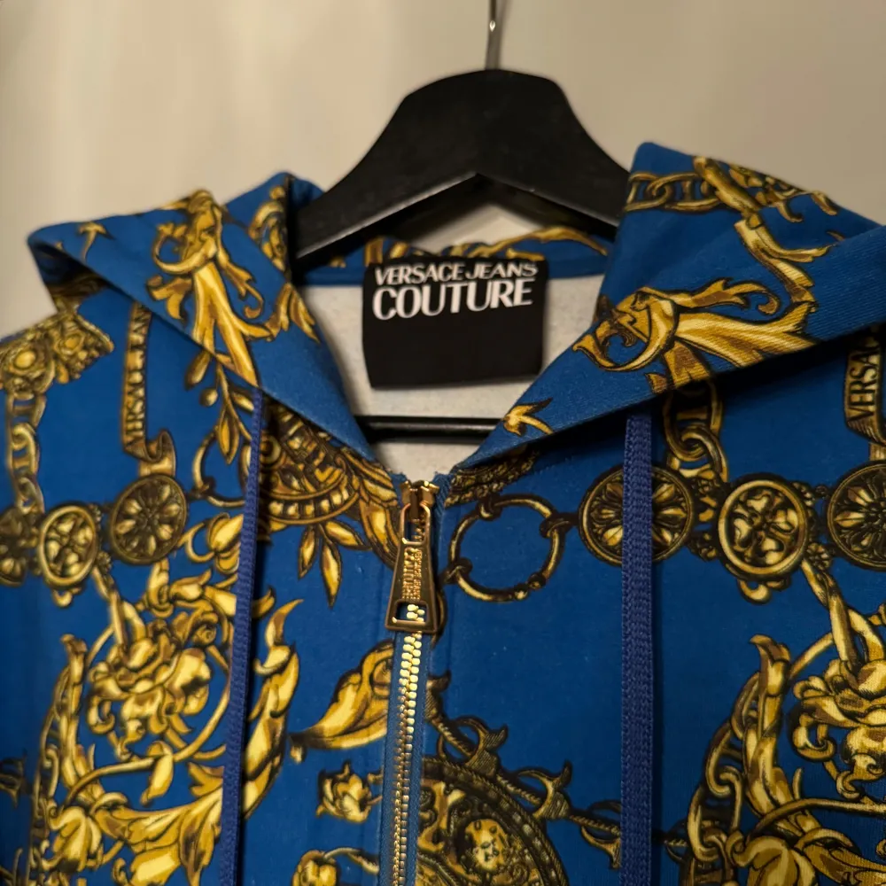 Hej säljer denna ”ALL OVER BAROQUE PRINT ZIP UP”, nästintill helt ny testad 1-2 ggr . Hoodies.