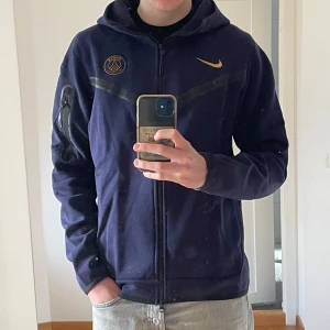 PSG Tech fleece stl M  - Jag säljer nu min fina PSG Tech fleece som bara har används ett få tal gånger, är i riktigt fint skick och inga skador på tröjan. 