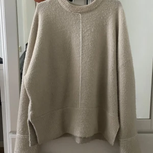 Beige stickad tröja - Mysig beige stickad tröja i mycket bra skick. Perfekt för kyliga höst- och vinterdagar. 