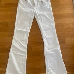 Jättefina utsvängda dieseljeans💕 i storlek 14 år men passar mig som vanligtvis har storlek 27 i dieseljeans