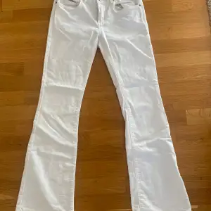 Jättefina utsvängda dieseljeans💕 i storlek 14 år men passar mig som vanligtvis har storlek 27 i dieseljeans