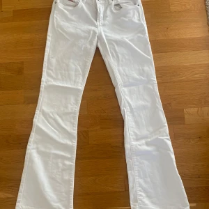 Vita dieseljeans - Jättefina utsvängda dieseljeans💕 i storlek 14 år men passar mig som vanligtvis har storlek 27 i dieseljeans