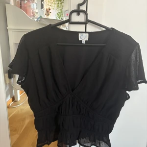 Svart Blus❤️ - Syper fin blus i storlek M❤️ nästan som ny och är knappt använd❤️❤️köpt för 599kr