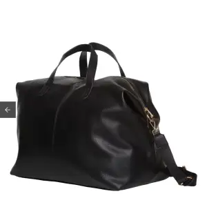 Säljer denna assnygga svarta weekendbag från Noella som är helt oanvänd och nyskick. Nypris 1099, mitt pris 800👜😍