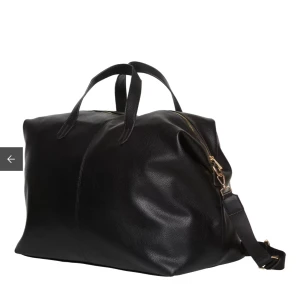 Weekendbag  - Säljer denna assnygga svarta weekendbag från Noella som är helt oanvänd och nyskick. Nypris 1099, mitt pris 800👜😍