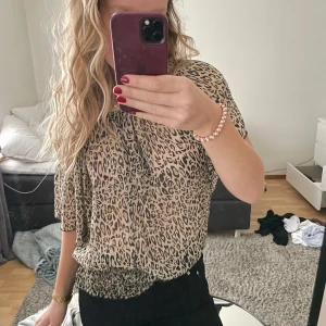 Leopard topp - Snygg leopard topp, perfekt. Med snygg resår nertill! Och en bredare halsring så att man kan ha den one shoulder om man vill 