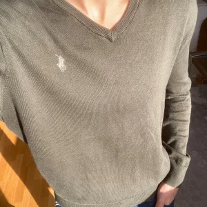 Fet Ralph lauren tröja! - Säljer denna feta Ralph lauren tröja,  ny utan prislapp. Knappast använd och är i perfekt skick. Skriv gärna vid funderingar!