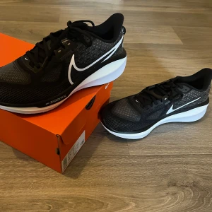 Nike Vomero 17 ZoomX  - Helt nya och oanvända Nike Vomero 17. Snygga och bekväma skor för löpning. Med en lyxig passform och fokus på hög stötdämpning och respons.  Nypris: 1999:- Nu: 849:-