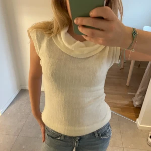 Kortärmad polotröja - Så snygg kortärmad polo i jättegosigt material! Passar bra nu till hösten. Inte säker vilken storlek men skulle säga S.