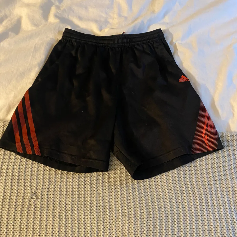 Fotbolls shorts från adidas . Shorts.