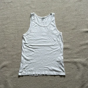 Vit linnetopp från 157 - Säljer en enkel och bekväm vit linnetopp från 157 i storlek L. Den är gjord av 100% bomull vilket gör den perfekt för varma sommardagar. Linnet är i bra skick. Skriv för fler bilder eller frågor!