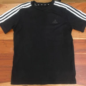 Adidas T-shirt - Använd, bra skick. Storlek 152 (11-12 år).