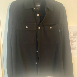 Overshirt Svart Only & Sons - Svart overshirt av Only & Sons. Kan mötas i Gbg, annars står köparen för frakten. 