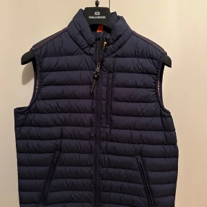 Parajumpers väst - Helt oanvänd väst. Bra passform. Vill bli av med den så pris kan diskuteras