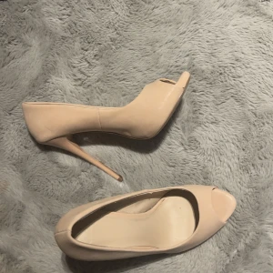 Beiga Asos klackar - Högklackade klackar från ASOS, jätte fina men en gnutta för höga för mig darför säljer jag dom nu, kan gå ner i pris vid snabb affär 🌸💐🫶