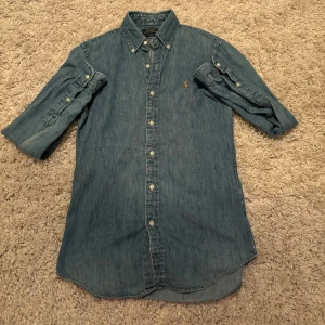 Jeansskjorta från Ralph Lauren - Hej! Säljer nu denna sjukt feta och stiliga Polo Ralph Lauren skjorta. Skjortan är i dunder skick och har inga defekter eller liknande! Skriv ett dm vid minsta fundering, svarar snabbt! Tack på förhand!🙌🏽