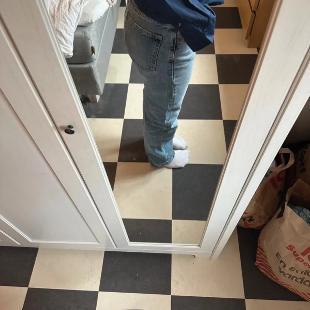 säljer dessa så snygga zara straight jeans perfekta höst byxorna! . Jeans & Byxor.