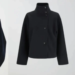 Mörkblå kappa - Säljer denna kappa från ginatricot i en mörkblå färg! Knappt använt, mycket fint skick🫶🏼