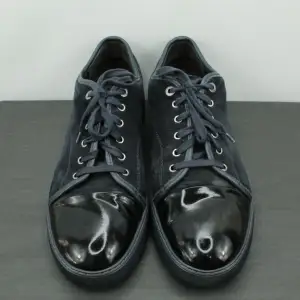 Mörkblå Lanvin Cap Toe Sneakers  Storlek 47 men passar mig som har 46 (läs lanvins size guide) Ganska bra skick förutom att mockan är lite sliten men det är enkelt att rengöra. Sulorna har blivit slitna. Ingen box Nypris ligger på 450 euro från Lanv 