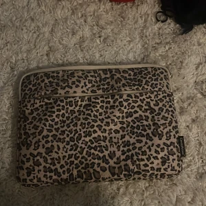 Datorfodral - Super fint datorfodral med leopardmönstrad. Passar till alla datorer oxh är super fin💞 köpt på hm för 399kr