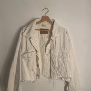 Vit kort oversize jeansjacka från H&M  - Använt två gånger innan så jackan är ganska ny och fin.  Kommer inte till användning längre:) Strl L om man gillar en oversize look. 