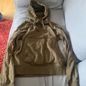 Grön hoodie från Stone Island - Säljer en snygg grön hoodie från Stone Island. (Jag säljer även en vit Stine island hoodie. Jag kan sälja båda för 1400kr. Nypris för de är minst 4000. Båda i storlek s. På den gröna hoodien är märket borttappat men om man köper den vita också kan man flytta över märket till den man ska använda. Kom privat vid frågor😊