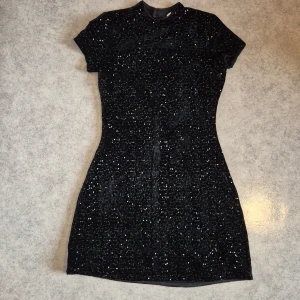 Fantastisk paljettklänning  - En underbar, svart klänning täckt med paljetter, perfekt till en vinterfest eller nyår! Knappt använd.