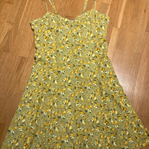 Klänning  - Fin klänning från Urban outfitters. Dragkedja i sidan och knytband i ryggen 