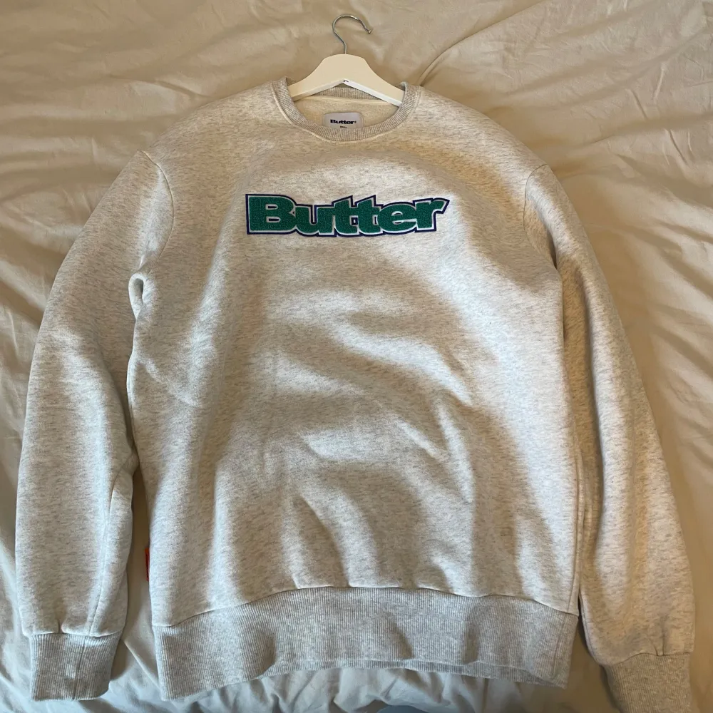 Butter goods tröja i storlek S/M.  Köpt i butik på Quint för 1299kr.  Säljer då den ej används  Skick 9/10   . Tröjor & Koftor.