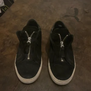 Axel arigato skor - Välanvända skor till ett bra pris för en fin sko lite slitna på sulan men funkar perfekt