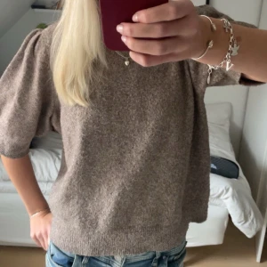 Stickad T-shirt  - Jättesöt stickad tröja med trekvarts ärmar ⭐️ Fint skick och inga större defekter!! Storleken är XL men passar mig som vanligtvis har storlek S 💕   Priset kan diskuteras vid snabbt köp!! (Nypris 350kr)
