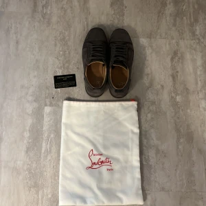 Louboutin skor  - Säljer mina Louboutin skor. Skick:6/10 finns defekt på sulan men inget som andra lägger märke till(bild 4). Allt i bild 1 ingår. Priset är ej hugger i sten!