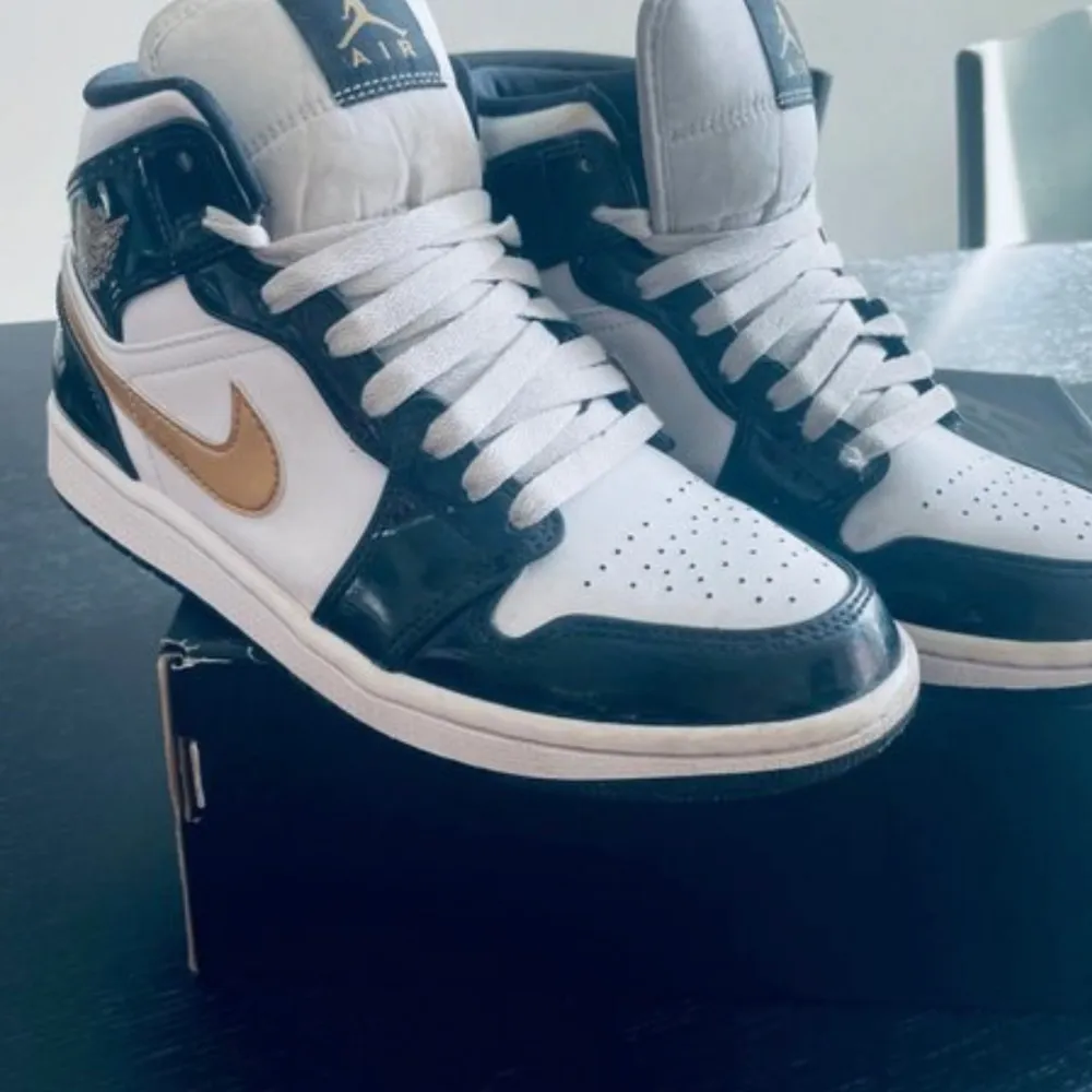 Säljer ett par Air Jordan 1 Mid SE i färgerna svart, vit och guld. Skorna är använda men i gott skick och kommer med originalkartong. Min son har haft dem cirka tio gånger innan de blev för små. Fräscha inuti. Lite svagt smutsiga på plös samt snören . Skor.