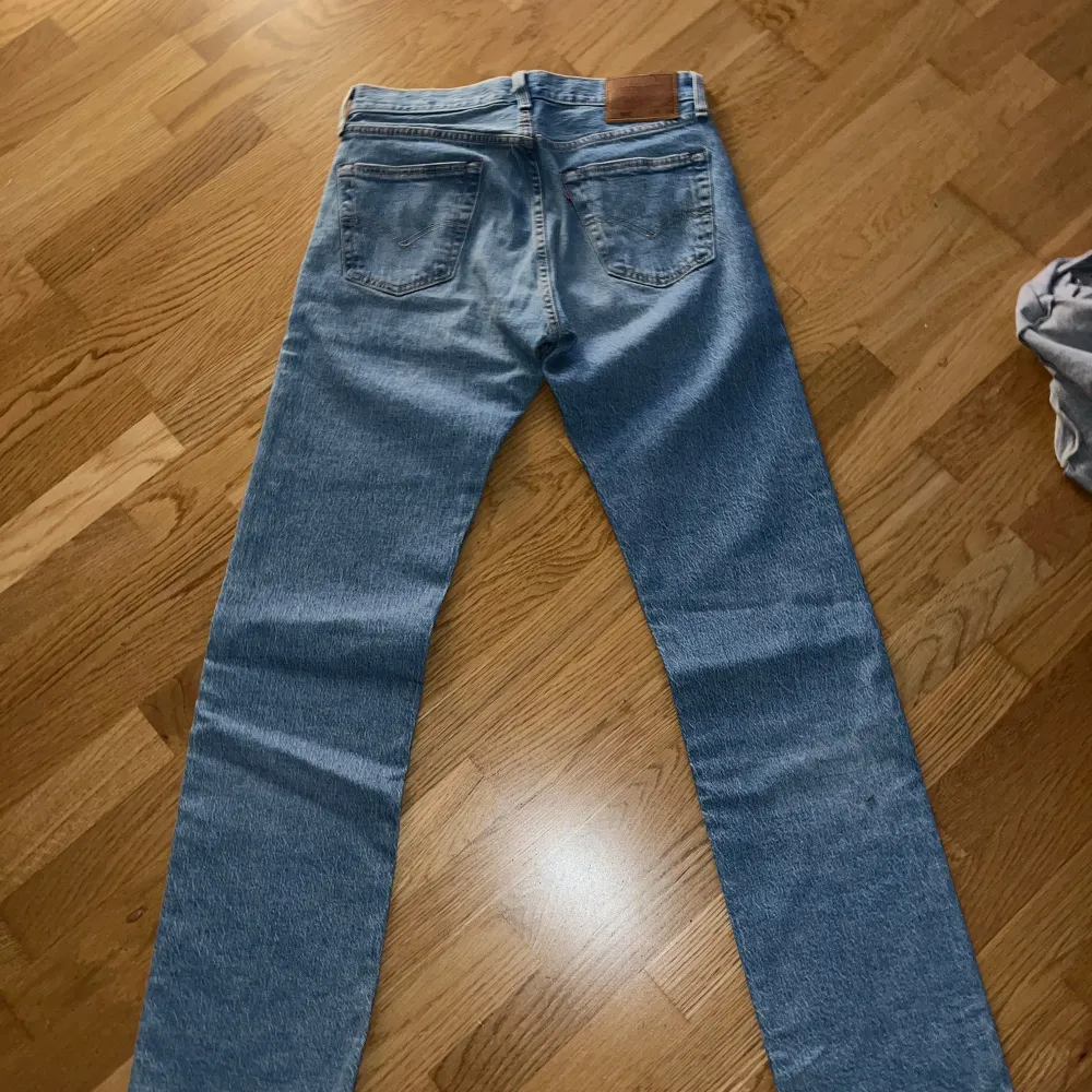 Säljer ett par Levis 501 straight leg, aldrig använda! Strl 30/34. Jeans & Byxor.