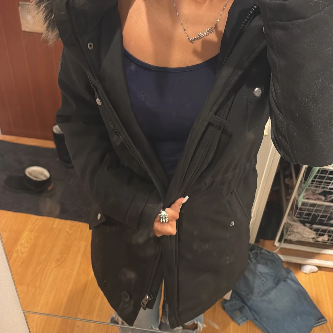 Svart parkajacka med pälsdetaljer - 90