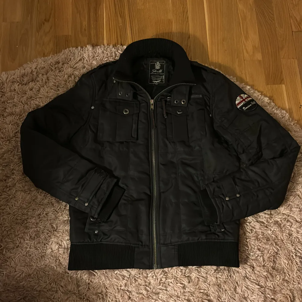 Säljer nu min tvär feta field jacket i toppen skick vid behov av bilder och liknande frågor är det bara att skriva👍👍. Jackor.