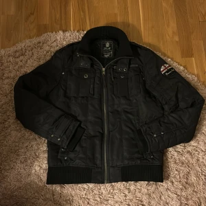 Field jacket  - Säljer nu min tvär feta field jacket i toppen skick vid behov av bilder och liknande frågor är det bara att skriva👍👍