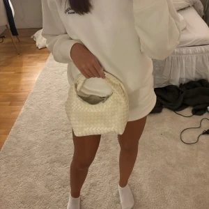Beige flätad handväska - Säljer en superfin beige handväska med flätat mönster. Den är perfekt för både vardag och fest och har en praktisk dragkedja. Väskan har en stilren design som passar till allt. Perfekt för att ge din outfit det lilla extra! 👜✨