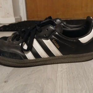 Adidas Samba OG - Säljer dessa adidas sambas då jag har inte använt de på flera månader och har inget behov för de längre. Skorna är köpta februari 2024 och är i relativt bra skick. Är använda bara 3-5 gånger.