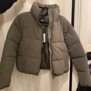 Only jacka  - säljer denna svin snygga jacka från only då den ej kommer till användning ( aldrig använt) st M grön, kontakta mig vid fler bilder och prisförslag 