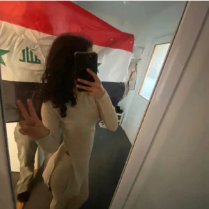 Dress - Säljer denna dress kommer inte till användning har en liten smink fläck men inte jätte stor skriv för bilder o så💕