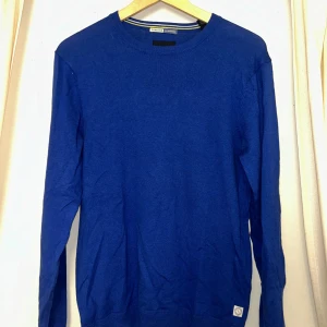 Kleinblå kaschmir tröja scotch & soda - Tröjan är i mycket bra skick! Kaschmir blend.  Tvättlappen är bortklippt så vet inte exakt vad det är för kaschmir blend men tröjan är väldigt skön! Storlek S