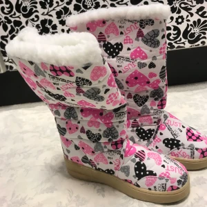 Varmfodrad Vinterstövlar  - Stlk kvar 40,41 och 42  Tjock fleece inuti, rekommenderar att välja 2 stlk större än som är vanligt i stlk  Till exempel stlk 42 passar som är stlk 40 i vanligt stlk 