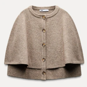 Stickad cardigan Zara - Säljer min stickade cardigan från Zara i strl S, , helt slutsåld på nätet. så snygg och helt perfekt till hösten!! Helt oanvänd med prislapp kvar💕skriv för fler bilder🍂