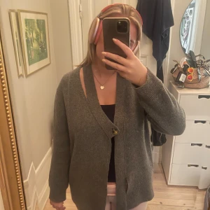 Asymmetrisk ull kofta  - Super snygg varm och gosig ullkofta!