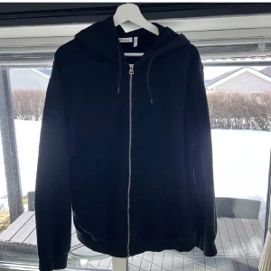 Weekday hoddie - Knappt använd   Skick 10/10
